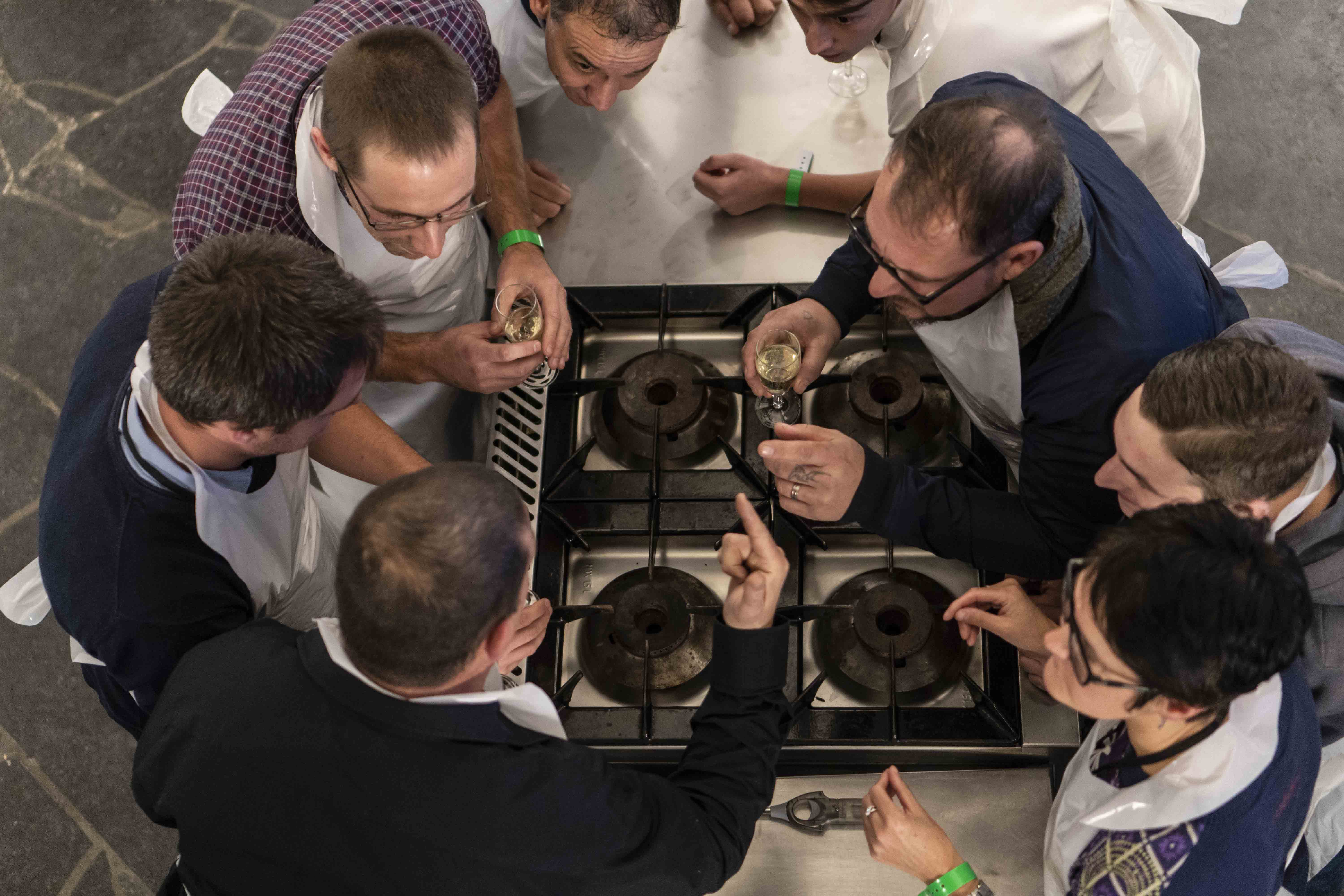 Participants pendant un Cooking Challenge Oh-Chef