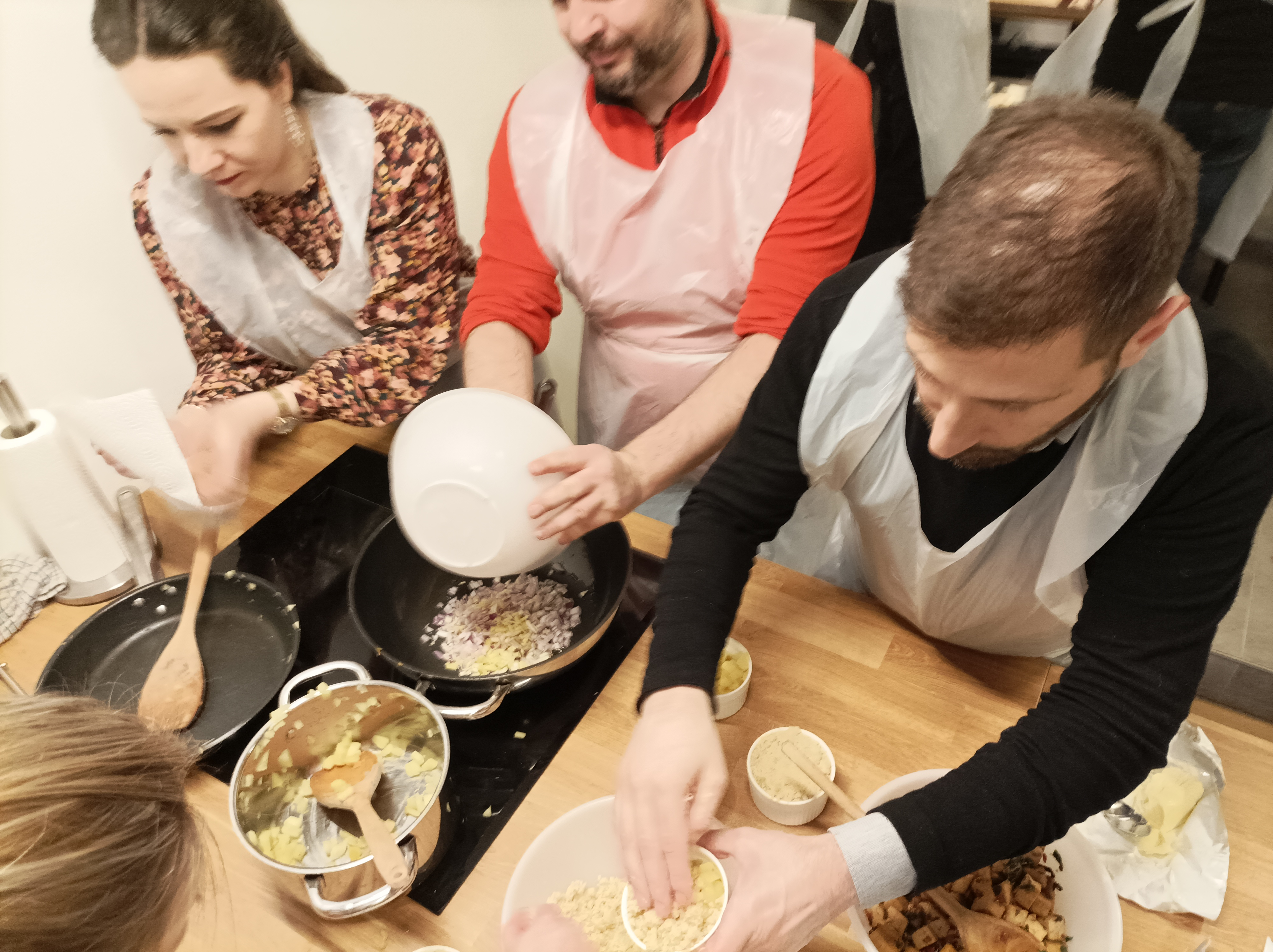 Ambiance conviviale lors d'un team building culinaire Oh-Chef